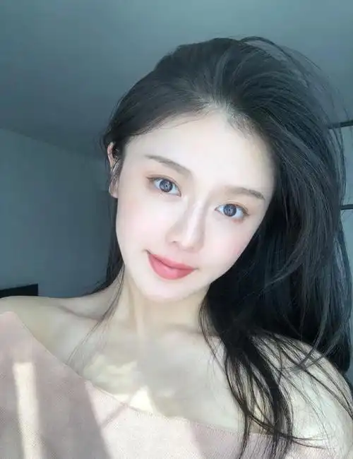 现在相信不少姐妹们都为不过白净透亮的肤色发愁,尤其是在素颜的时候