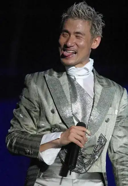 一场音乐盛宴上发生了一幕令人揪心的场景,音乐传奇张学友在演唱会上