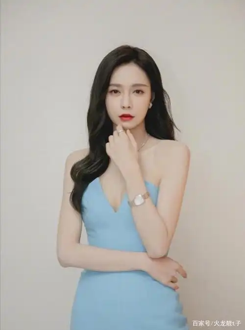 带上抹胸裙性感时尚女神沈梦辰