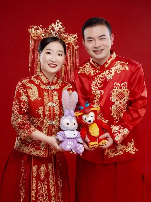 红色秀禾婚纱照