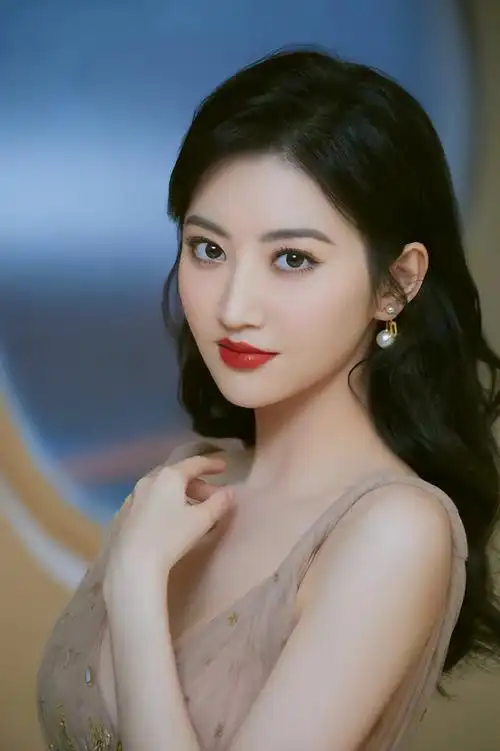 "强捧不红"景甜:出道资源逆天,成龙不敢惹,抛弃金主情断