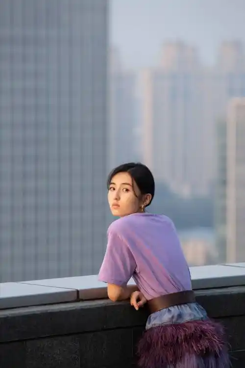 打造出档次感,疏松的羽毛更好的映衬张子枫的身段,给人一种天鹅臀的心