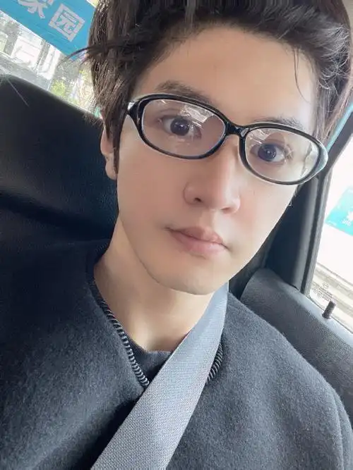 陈哲远黑框眼镜自拍##陈哲远晒车内随拍