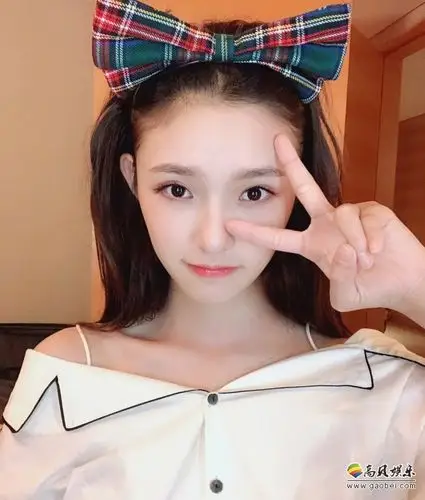 林允微博晒出照片:手比眼镜状,嘟嘴卖萌,十分可爱,少女感十足