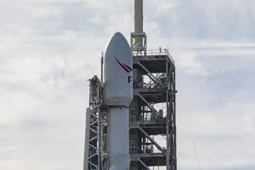 "猎鹰号"重型火箭蓄势待发 搭载特斯拉电动车
