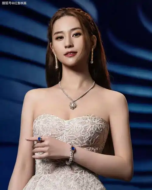 何超莲有钱又有身材,抹胸小美女