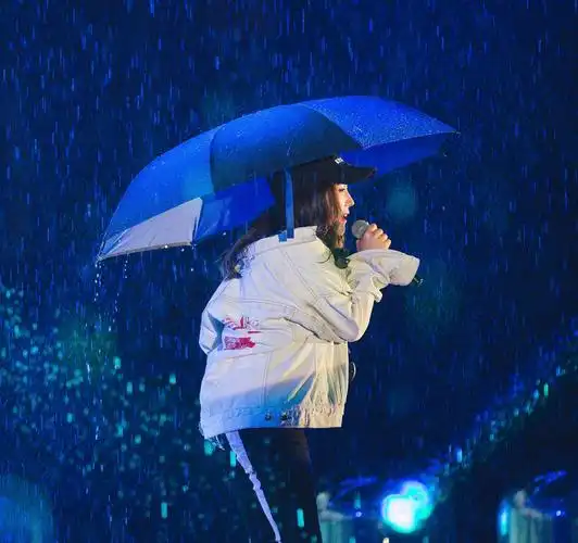 同样是雨中演出何洁撑伞很唯美关晓彤却享受被湿透的感觉