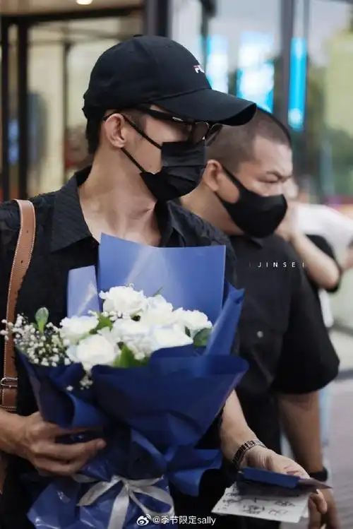 黄景瑜机场到达,马上进组《烟花少年》继续拍摄