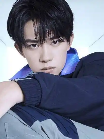 原创易烊千玺近照身高高达1米8看到真实腿长后像极了国外欧巴