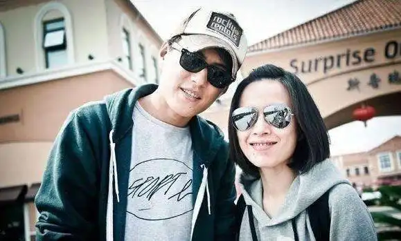 李佳晒老公早起照,靳东困得眼睛都睁不开眼,但还贴心的搂着儿子_网易