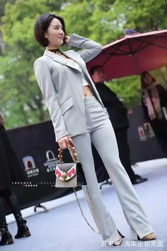 街拍:身穿西装的美女,动人的容颜,一举一动透露着大气