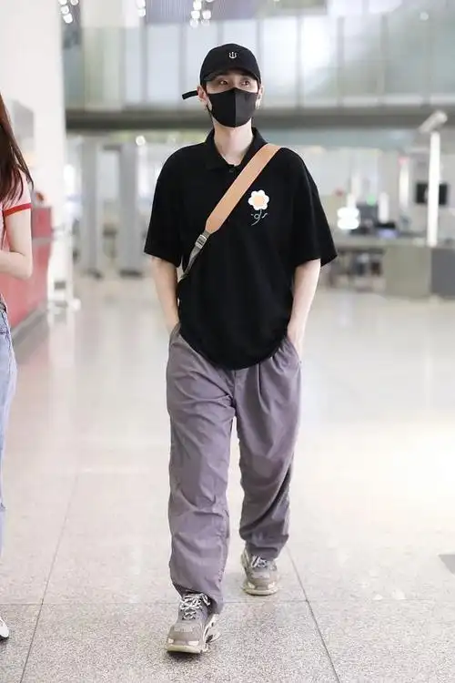 2020年5月30日,北京,汪苏泷机场街拍.