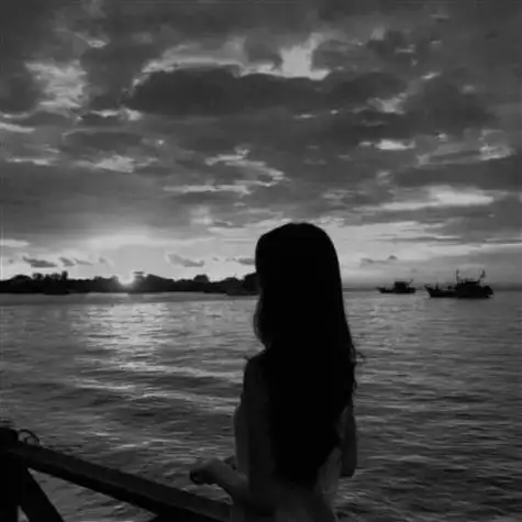 黑白女头像伤感高冷 我希望所有的朋友都会喜欢