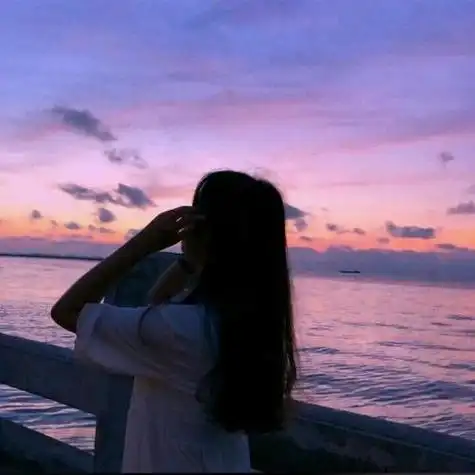 女日落海边侧脸海边日落头像女生侧面海边日落头像女生背影卡通夜晚