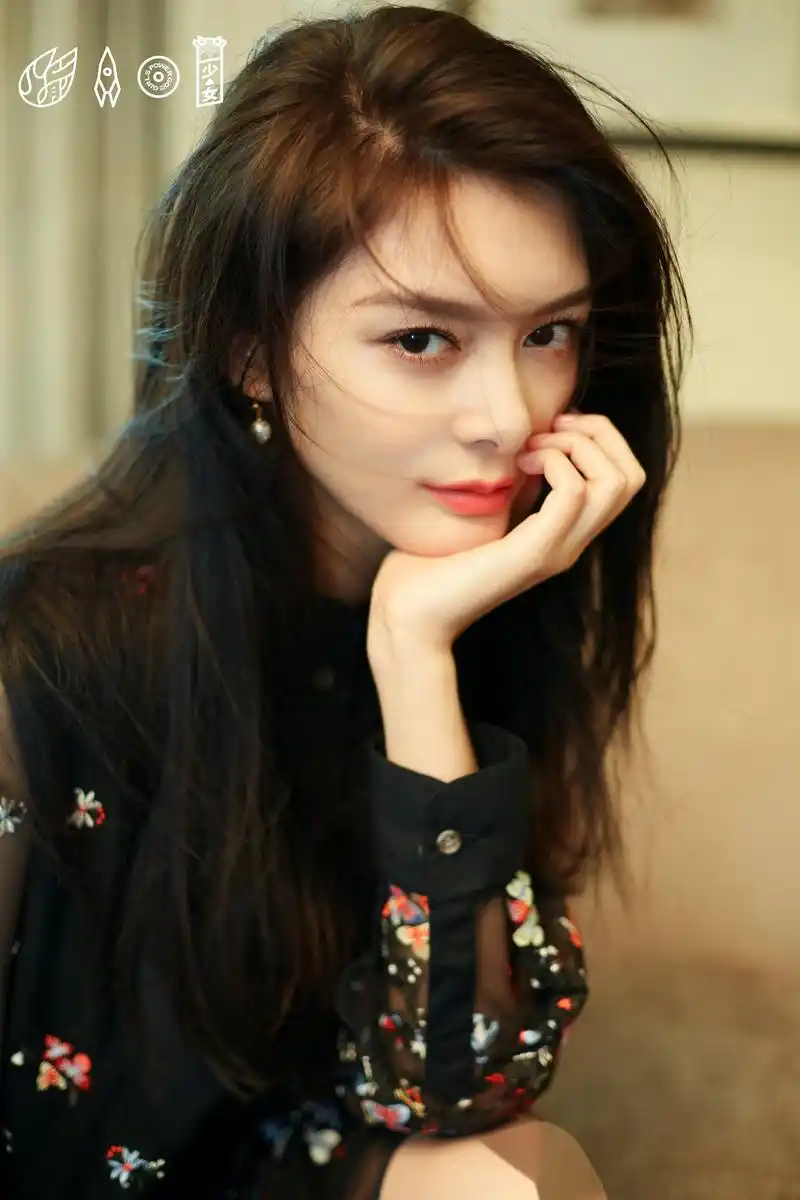 昨日,傅菁出席某品牌剪彩活动.