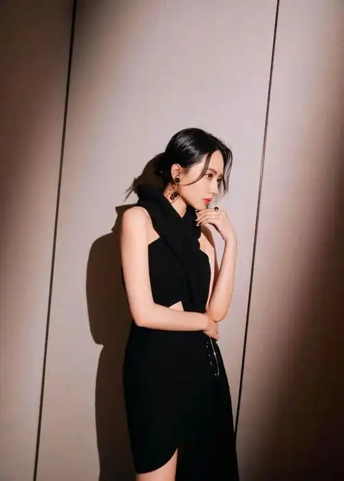 凭借《快乐女生》选秀爆红的内地流行音乐歌手刘惜君,不仅人美歌甜,更