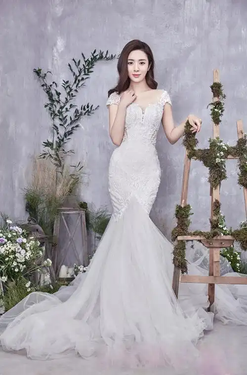 王晓晨新娘杂志8月刊大片曝光身着长裙优雅有型