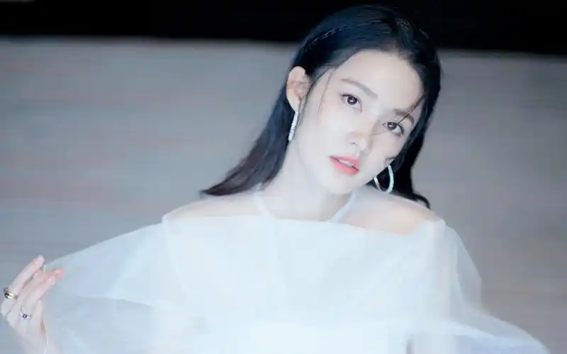 气质女孩李沁白裙仙气写真
