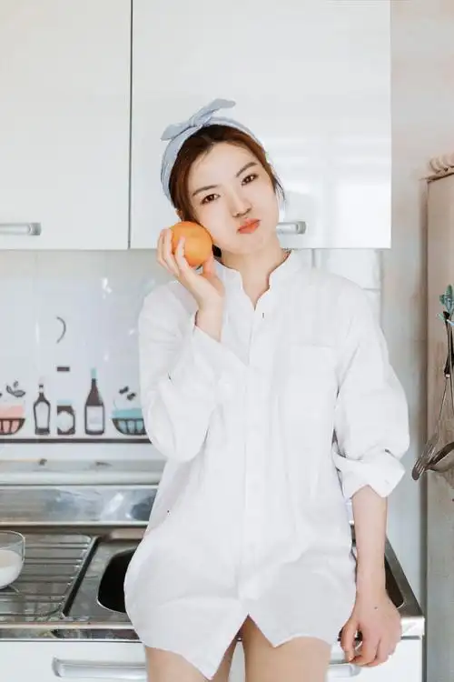 穿我白衬衫的小女生