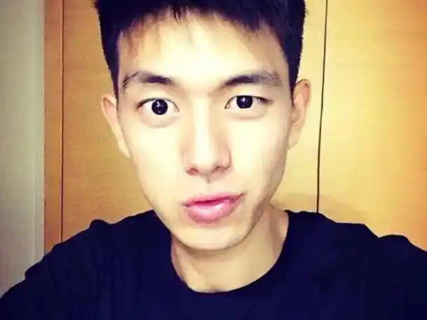 李现大学时期照片被曝出,穿学士服在同学中颜值高,长相没有变化