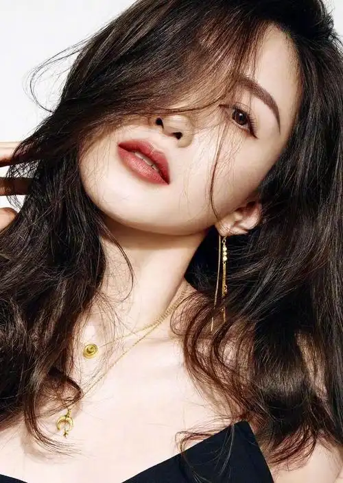 江疏影封面写真,黑发飘飘,时尚靓丽