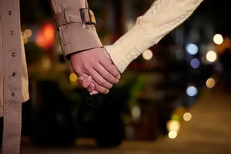 冬天爱情夜晚冬季情侣约会牵手特写背景