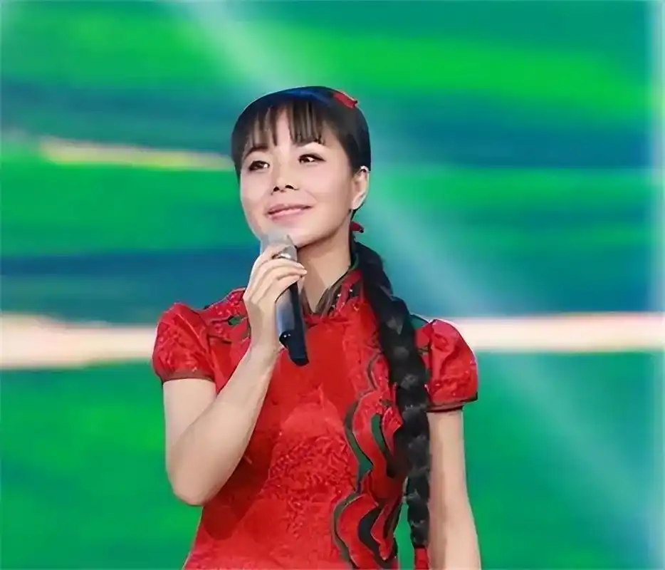 大家好奇王二妮老公长啥样,看了照片后,网友们纷纷感叹颜值到位