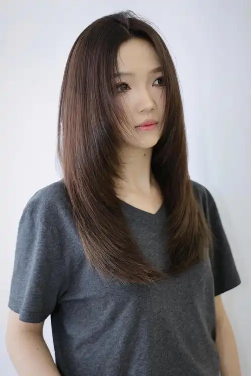 发型师帮我均匀了发色做了个茶棕色
这个颜色我还是很喜欢的
巨显