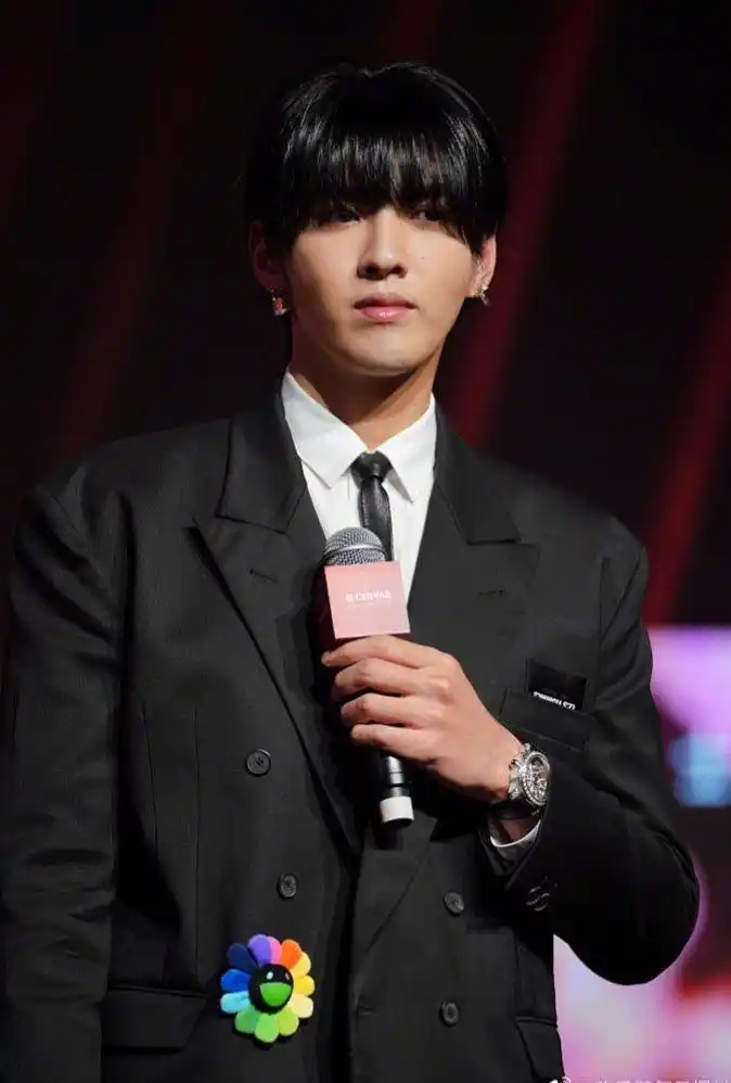 吴亦凡齐刘海造型的视觉中国生图,你觉得他抗住了吗?