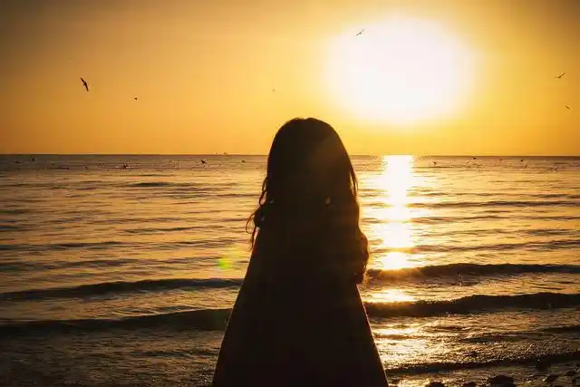 海边单人拍照姿势大全看唐艺昕与倪妮的完美示范