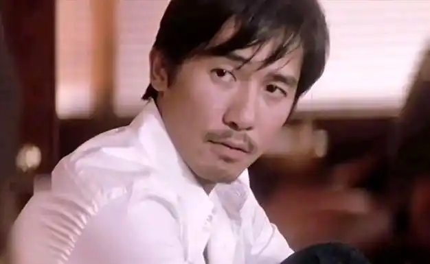 刘嘉玲笑乐了梁朝伟社恐真相国外颁奖搞怪善谈国内社恐不行