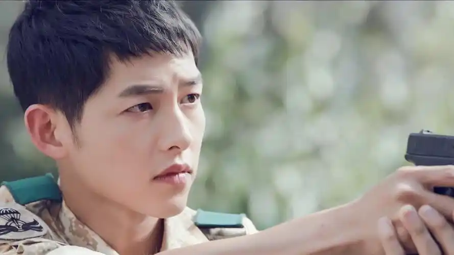 宋仲基《太阳的后裔》帅气举枪剧照图片桌面壁纸