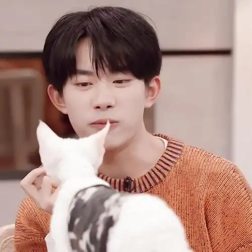 易烊千玺绝美图照小合集 吃吃永不停的可爱崽