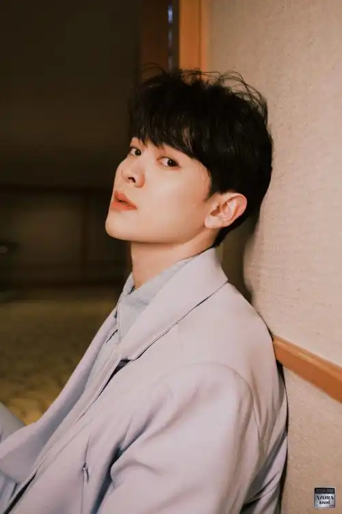 尤长靖周一西装九宫格#全新的一周,从帅气有范的尤老师开始,偷偷迪腚