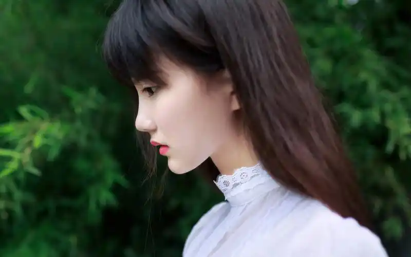 白裙子少女桌面壁纸(2/8)