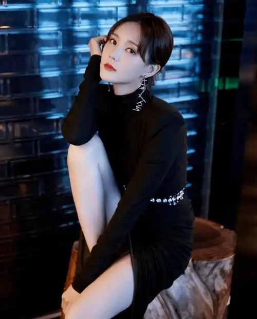 李一桐夏日写真曝光,纯白与青提茉莉相映成趣,美腿妖娆惹人爱_气质