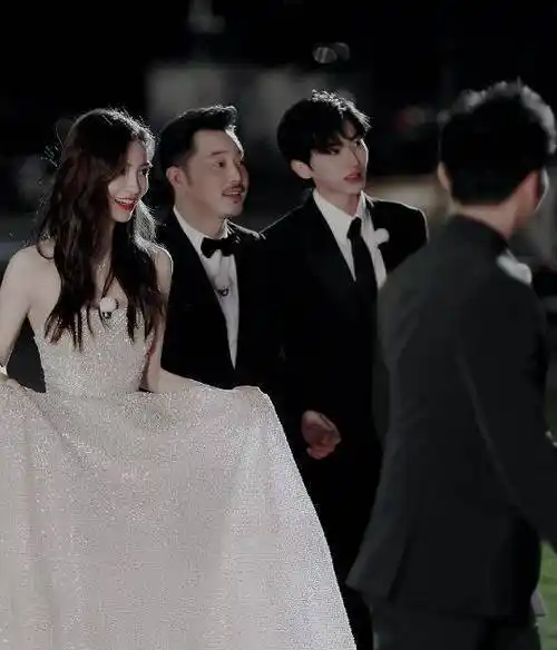 《跑男》路透曝光!蔡徐坤为angelababy提裙摆,画面太唯美了!