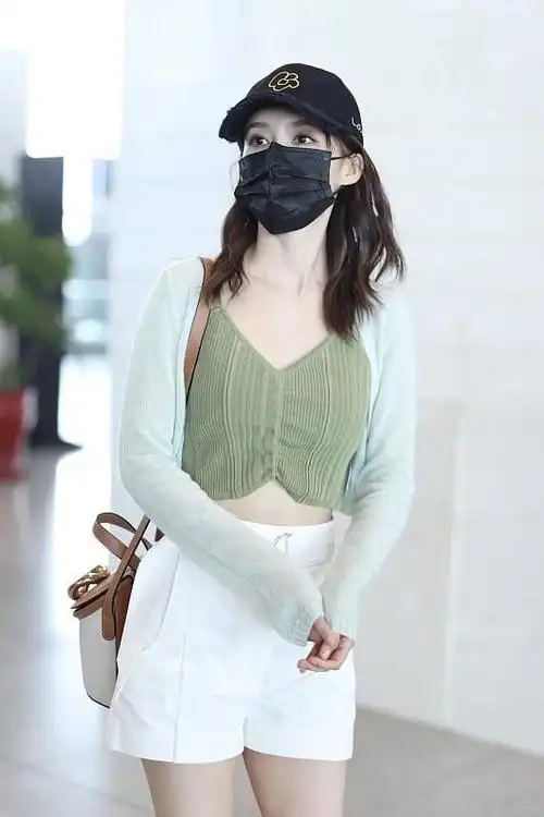 李沁这身材谁不爱简约白裙都能穿出优雅感加上贵气首饰更美了