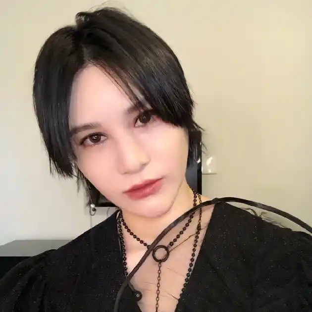 尚雯婕让公司艺人看书 对方却不在频道