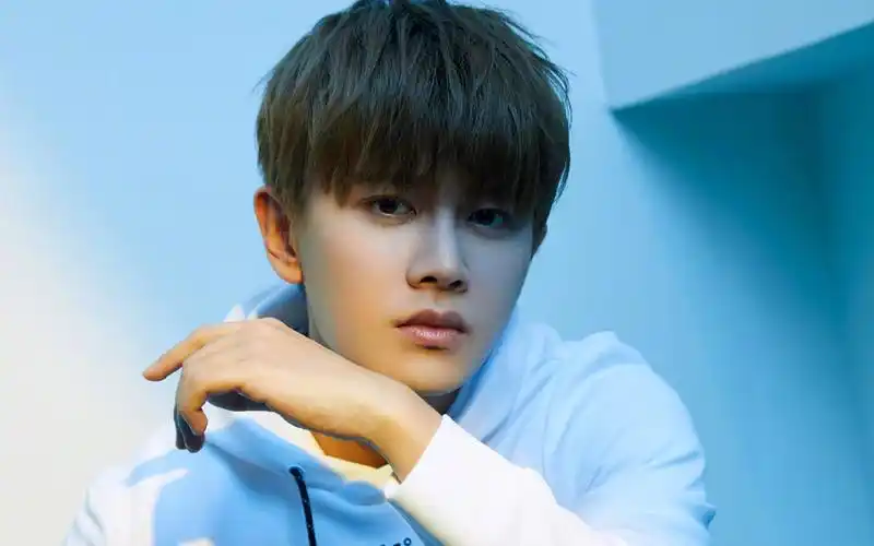 任嘉伦休闲帅气写真图片桌面壁纸