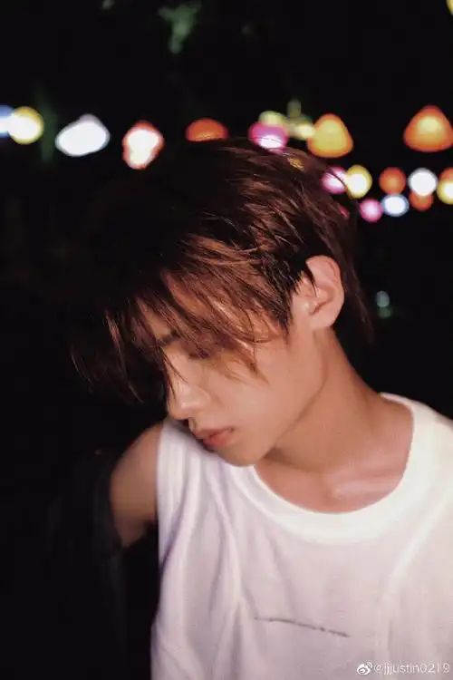 黄明昊灯火氛围感写真