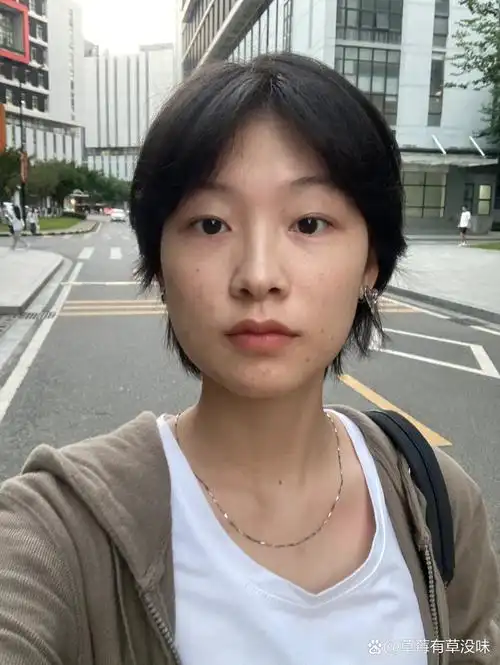 普通人的素颜状态(涂了口红) 下班路上拍的照片,脸上有很多痘印,内双