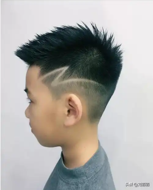 男童烫发图片(2021小男孩发型20款) - 赤虎壹号