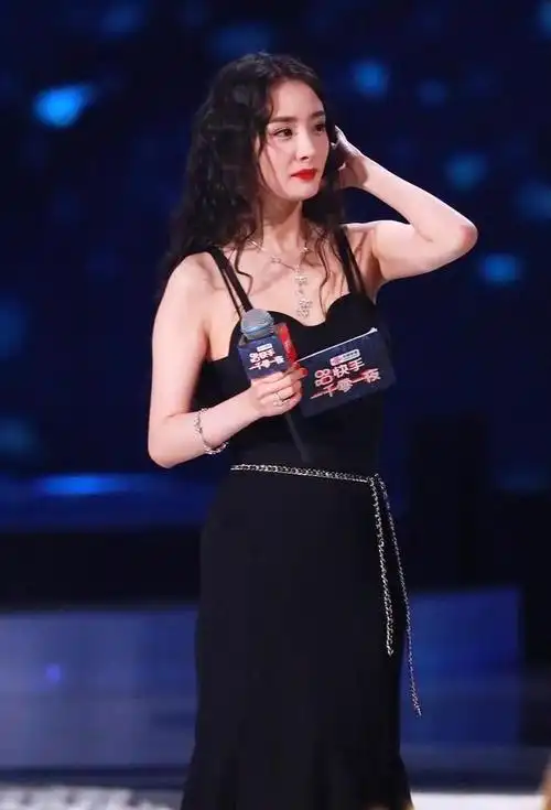 杨幂用"铁链"做腰带,搭配小黑裙出席活动,优雅又不失新潮感