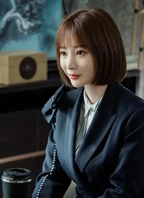 柳岩可以给造型师"加鸡腿"了!剪短发似少女,真减龄