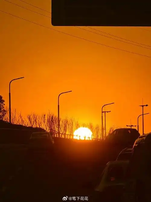 天空的画师在傍晚时分绘制出了一幅幅醉人的画卷.