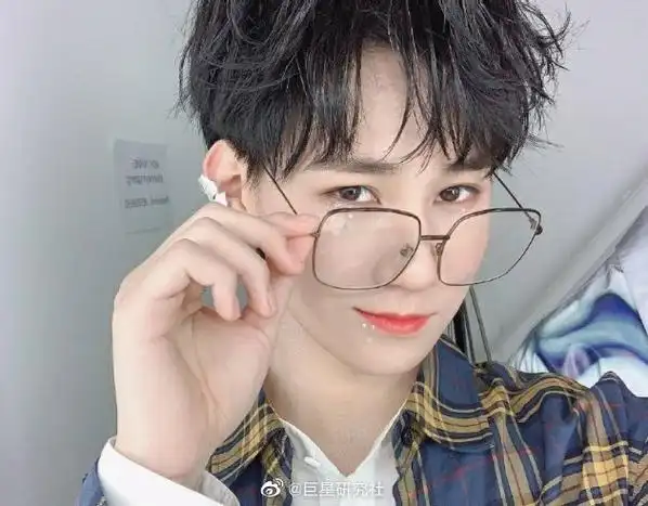 张真源眼镜半永久##张真源金丝眼镜半永久吧