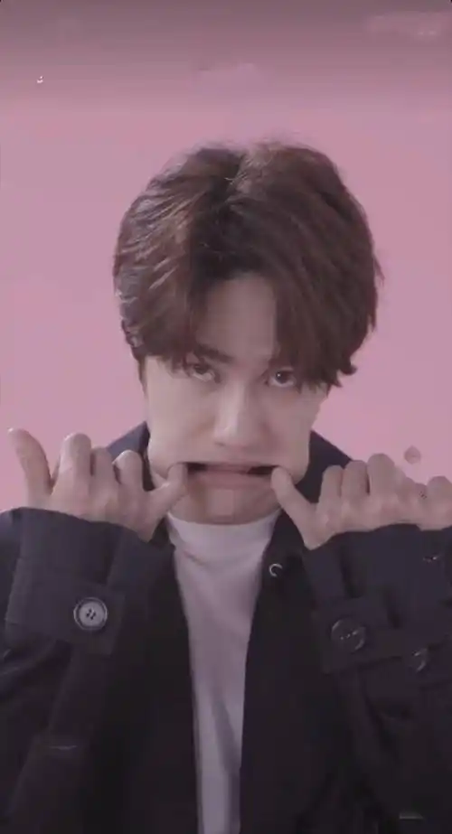 王一博晒出最新5连拍罕见戴美瞳偶像包袱碎一地