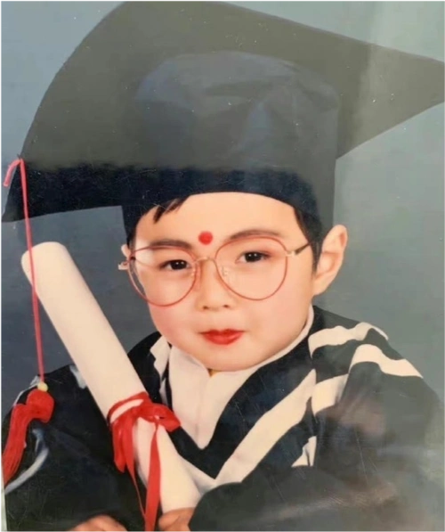 张艺兴童年照曝光!身穿学士服肉嘟嘟的,眉心红点太可爱