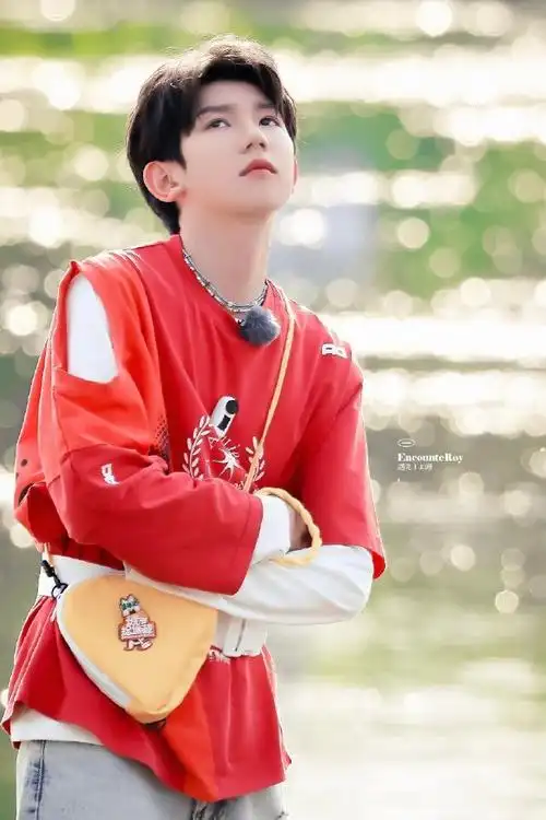 王源超话#王源生图#    紫蛋好喜欢小源的多巴胺穿搭想看看大家的